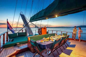 Yachtcharter gulet_croatia_charter_queen_of_adriatic_deck dining