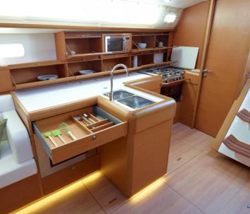 Yachtcharter Sun Odyssey 519 cab 5 Pantry