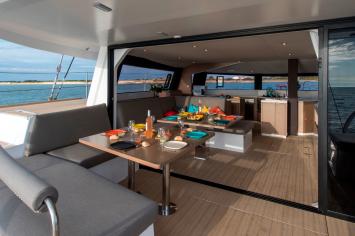 Yachtcharter neel51 aftview