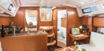 Yachtcharter Bavaria Cruiser 34 3cab kitchen