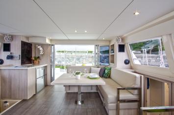 Yachtcharter Leopard40 2017 salon