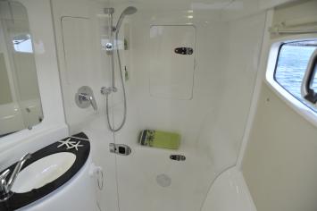 Yachtcharter moorings 3900 shower
