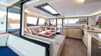 Yachtcharter 454 saloon
