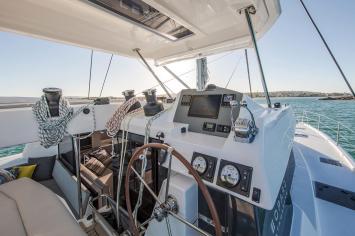 Yachtcharter moorings 5000 flybridge