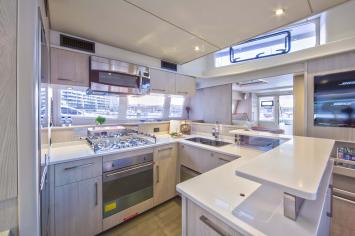 Yachtcharter 5800 Galley3