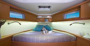 Yachtcharter sense 43 2cab cabin
