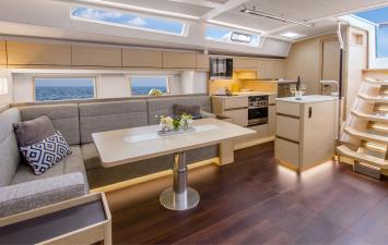 Yachtcharter Hanse 548 4cab salon