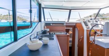 Yachtcharter Swift Trawler 30 Cab 2 Steering Area