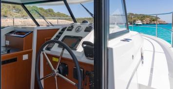 Yachtcharter Swift Trawler 30 Cab 2 Steeing area