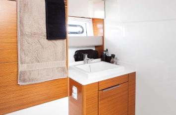 Yachtcharter Bavaria 36 sport coupe 2cab bathroom