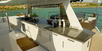 Yachtcharter Carbibe 69 Catamaran outside pantry