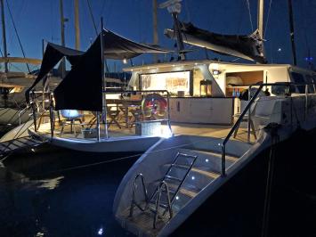 Yachtcharter Carbibe 69 Catamaran nightshot