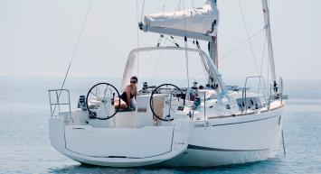 Yachtcharter Oceanis 35.1 3cab back