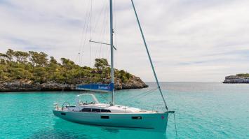 Yachtcharter sunsail 41.1 3 cabin monohull on sea 2400x1350 web