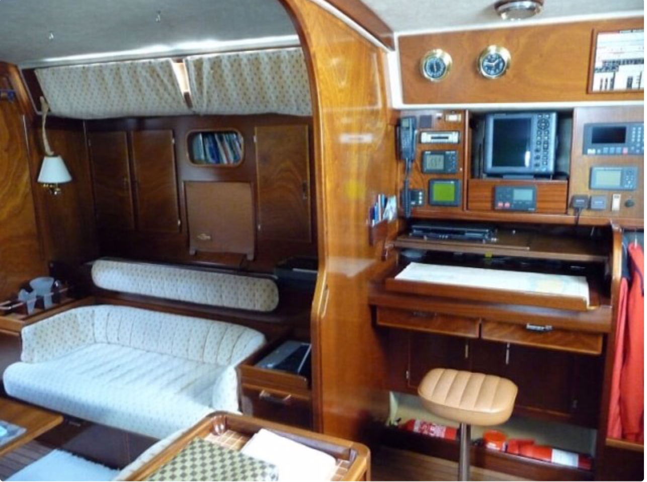 Yachtcharter Amel Super Maramu 54 Chart table