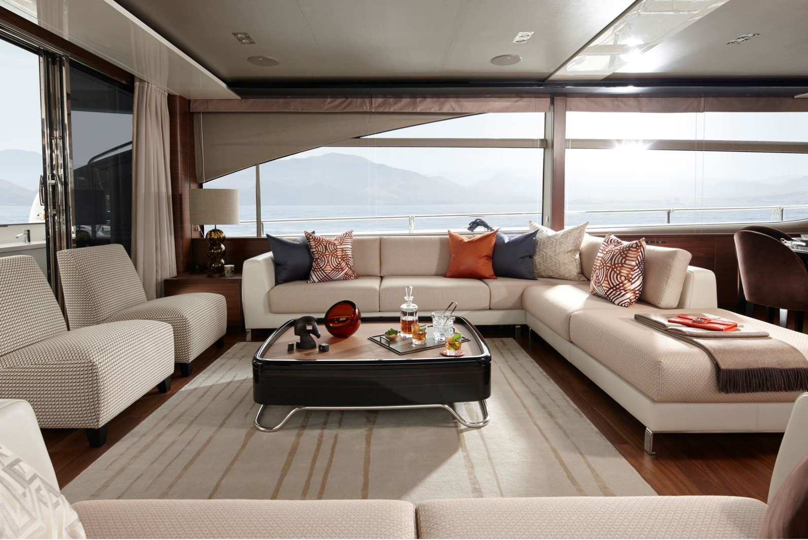 Yachtcharter Princess V88 Salon2