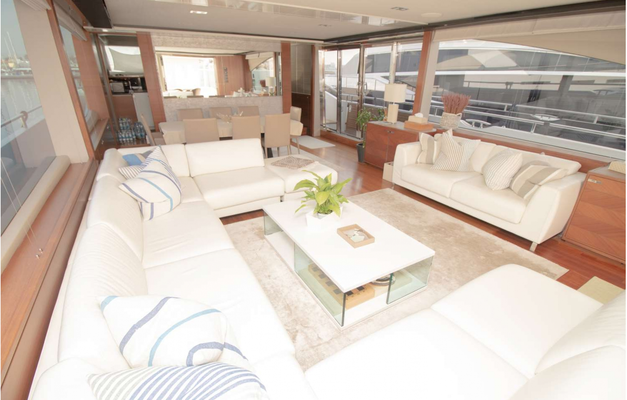 Yachtcharter Princess V88 Salon3