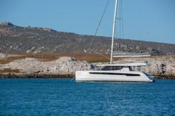 Yachtcharter Leopard50 4cab sideview