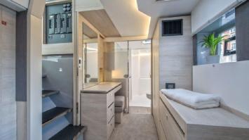 Yachtcharter Leopard50 4cab corridor