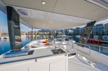 Yachtcharter leopard43 PC 4cabin cockpit