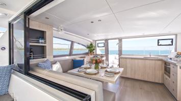 Yachtcharter leopard43 PC 4cabin saloon