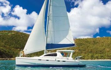 Yachtcharter Leopard 4300 4cab sideview