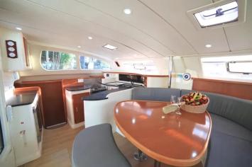 Yachtcharter leopard434 4cab saloon