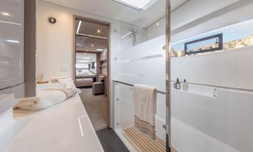 Yachtcharter elba 45 4cab bathroom