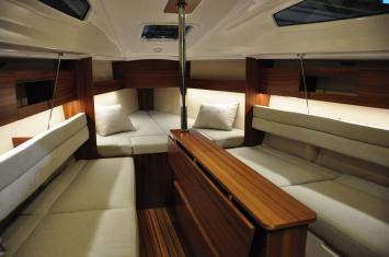 Yachtcharter Maxus24 evo 2cab innen