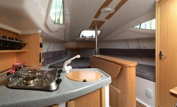 Yachtcharter Maxus 22 Prestige 1cab inner