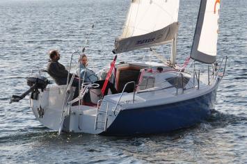 Yachtcharter Maxus 22 Prestige 1cab backview