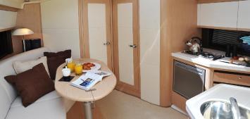 Yachtcharter focus power 33 int