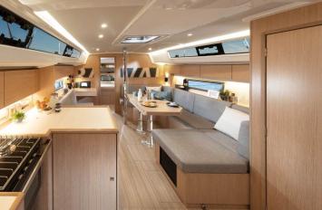 Yachtcharter Bavaria C42 3cab kitchen