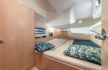 Yachtcharter Bavaria C42 3cab bed