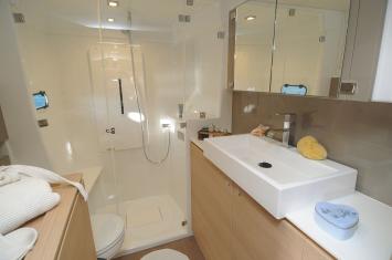 Yachtcharter BALI 41 DC bathroom