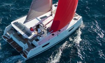 Yachtcharter astrea 42 3cab sideview