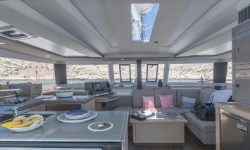 Yachtcharter astrea 42 3cab salon