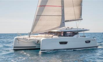 Yachtcharter astrea 42 3cab sideview