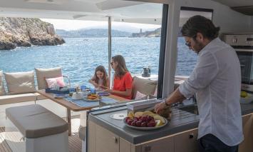 Yachtcharter astrea 42 3cab deck