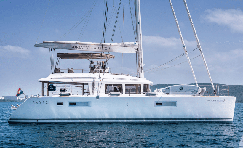 Yachtcharter Lagoon 560 4cab side