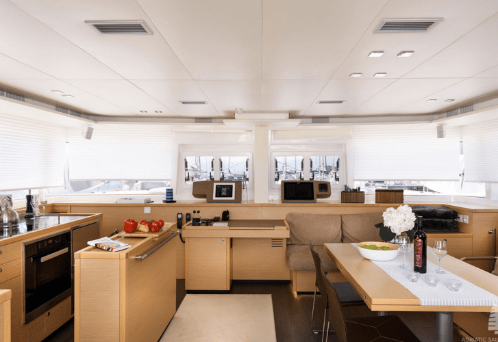 Yachtcharter lagoon46 4cab salon