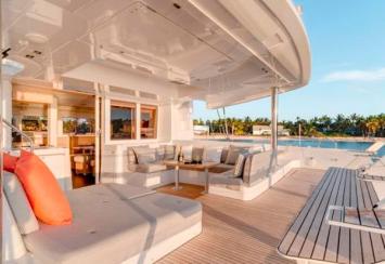 Yachtcharter lagoon52F 6cab cockpit