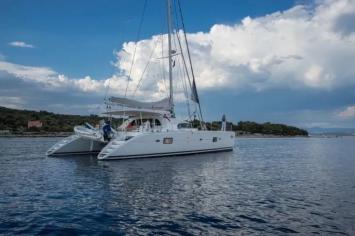 Yachtcharter lagoon570 6cab side