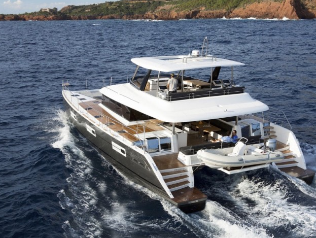 Yachtcharter Lagoon 630 motor yacht top