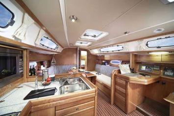 Yachtcharter Bavaria 34 2cab kitchen