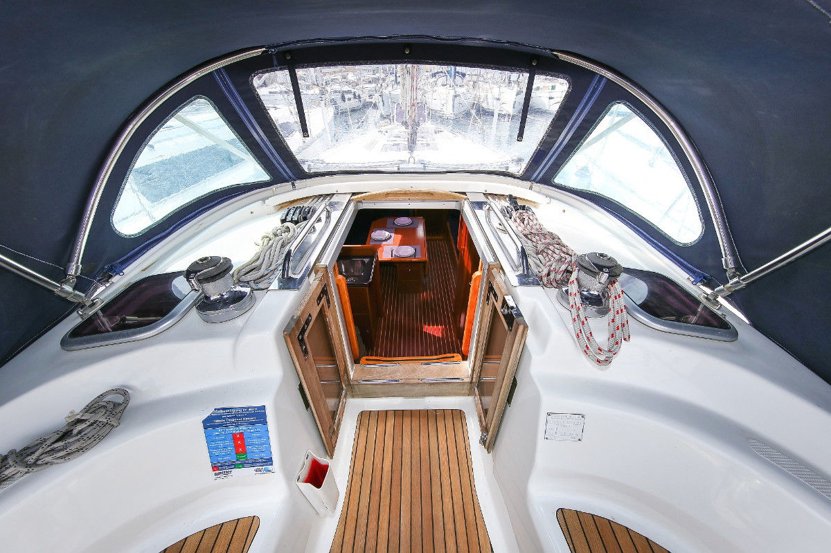 Yachtcharter Bavaria 35 cruiser 3cab inner view