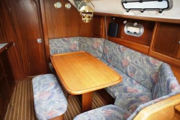 Yachtcharter Bavaria 35 Holiday 3cab salon