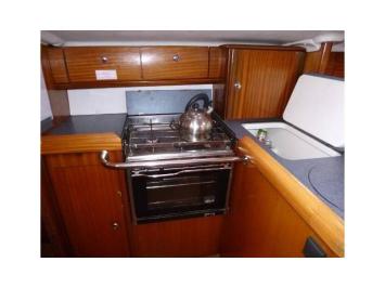 Yachtcharter Bavaria 35 Match 2cab kitchen