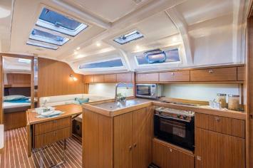 Yachtcharter Bavaria 37 cruiser 3cab kitchen