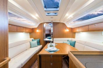 Yachtcharter Bavaria 37 cruiser 3cab salon